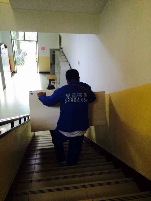 兄弟搬家员工搬家现场